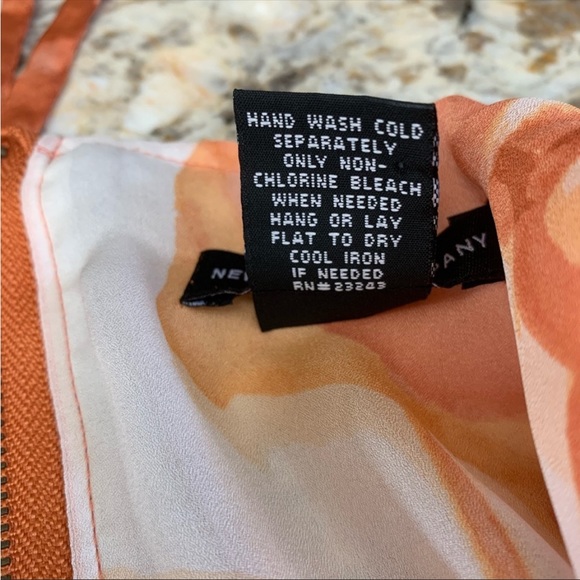 2 tops red bandana handkerchief top SZ LG and a SZ SM coral floral top zip back - Picture 11 of 12